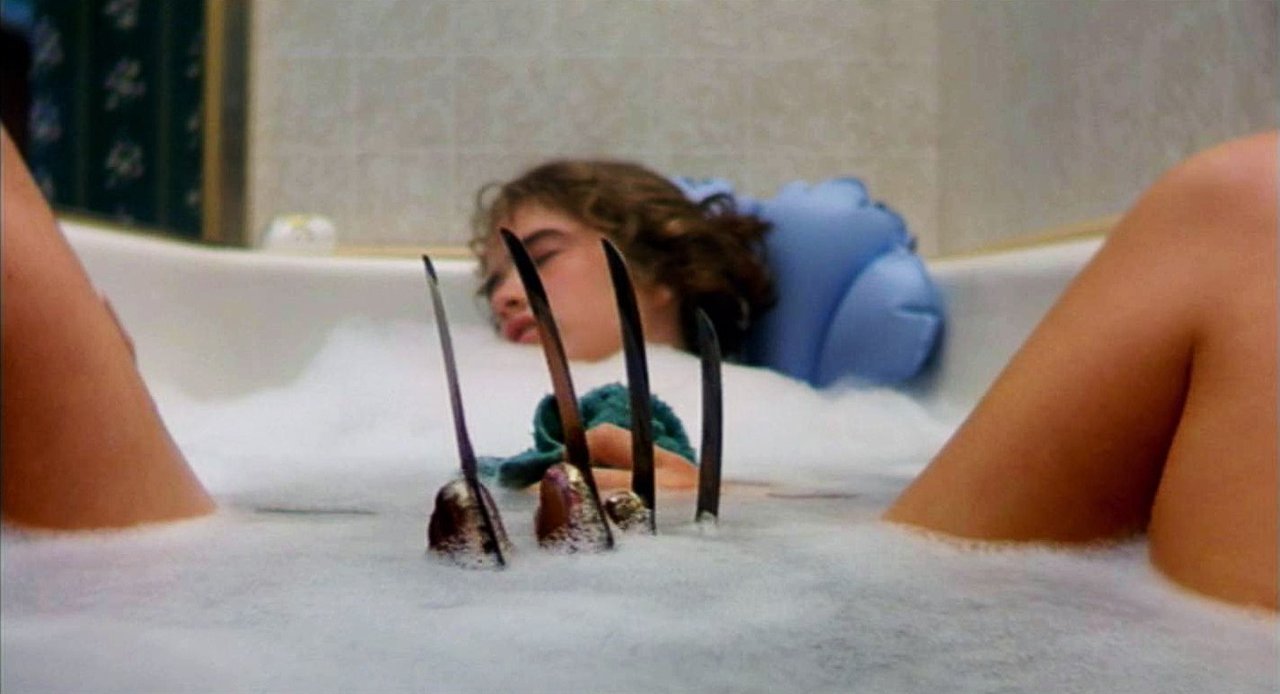 Nancy Thompson en la bañera con Freddy Claws en Nightmare on Elm Street