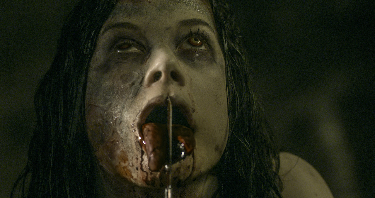 Jane Levy se divide la lengua en Evil Dead