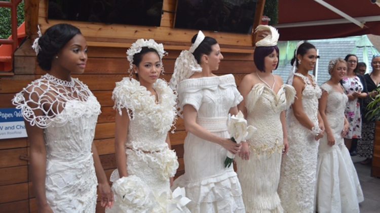Vestido de novia de papel higiénico