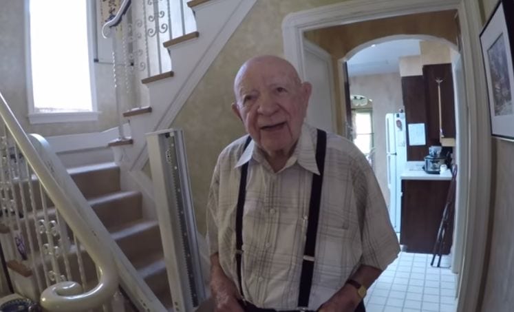 Mira a un abuelo de 97 años que ama su primer viaje en Tesla